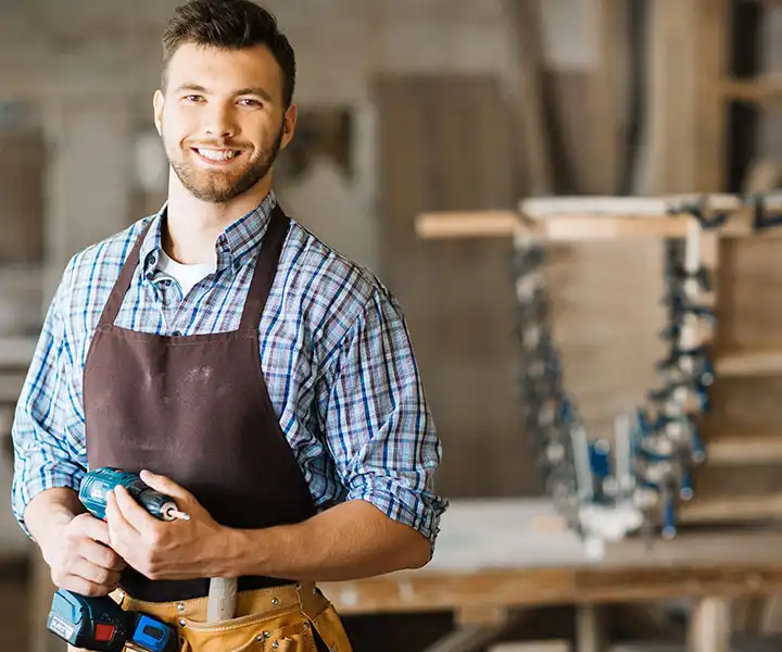 Erfolgreicher Handwerker in seiner Werkstatt